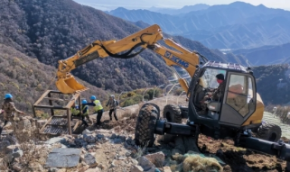 电动绞盘参与高山滑雪中心赛道护栏安装工作