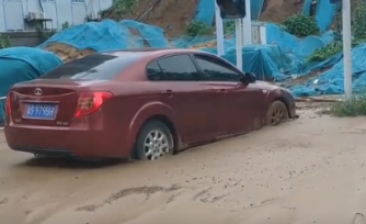 汽车绞盘可救助河南暴雨后深陷泥潭的车辆