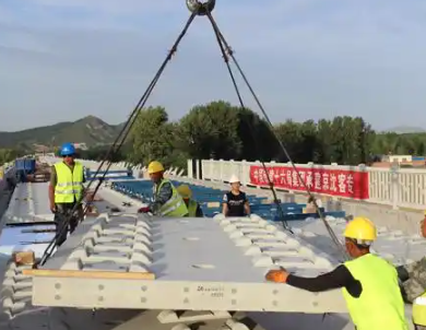 北盘江特大桥钢丝绳索具起吊桥板面拼装作业