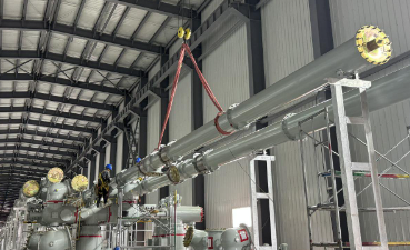 变电站施工现场使用柔性吊装带起吊高抗套管